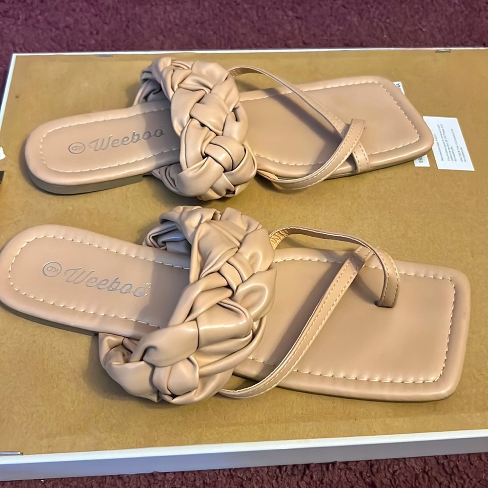 LIKE NEW🤩 Womens Twist Strap Sandals in Beige - Size 9